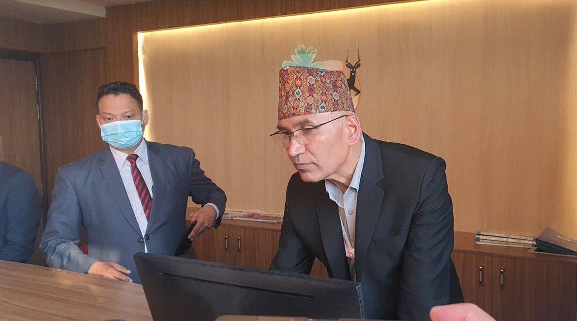 तपाईं हँसिलो देखिनुभएको छ नि भन्ने प्रश्नमा विष्णु पौडेलको जवाफ- मेरो अनुहार हँसिलो नभएको देख्नुभएको छ र ?